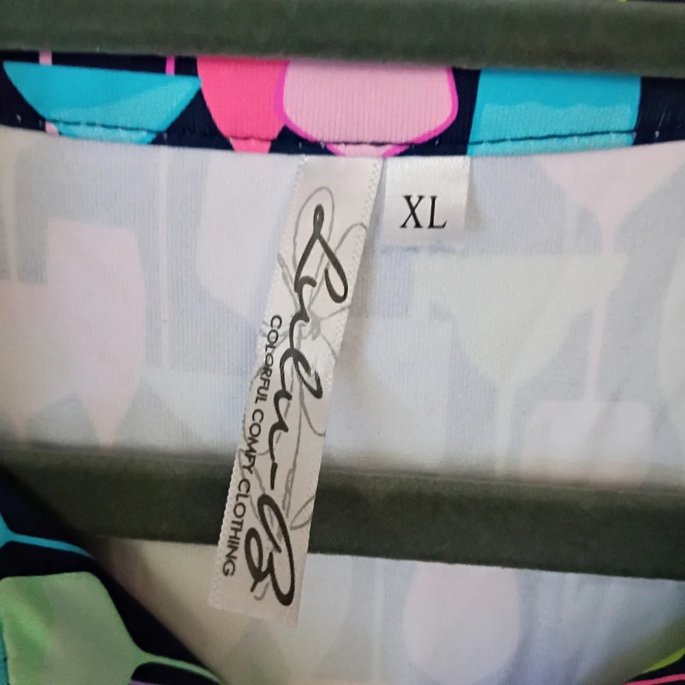 Colorful Short Sleeve Keyhole Top.Pit To Pit 23". Length 35"New No Tag - Picture 5 of 7